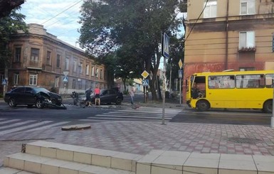 В Мариуполе столкнулись две машины и маршрутка, пострадали 7 человек