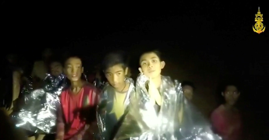 Застрявших в тайской пещере детей научили нырять с аквалангом 