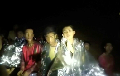 Застрявших в тайской пещере детей научили нырять с аквалангом 