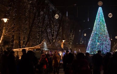 730 тысяч гривен на гирлянды: Хмельницк начал готовиться украшать новогоднюю елку с лета