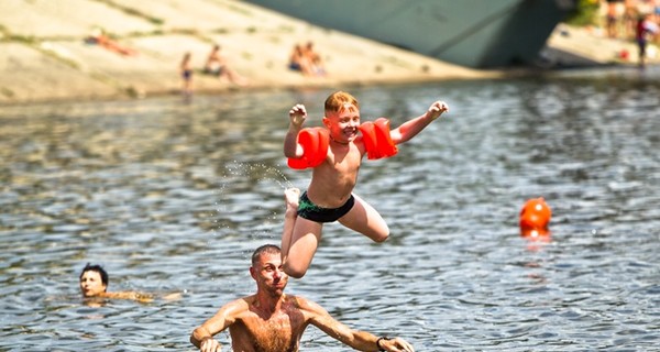На всех пляжах Киева купаться не рекомендуется