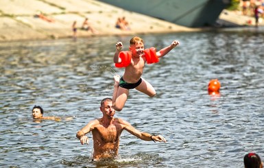 На всех пляжах Киева купаться не рекомендуется