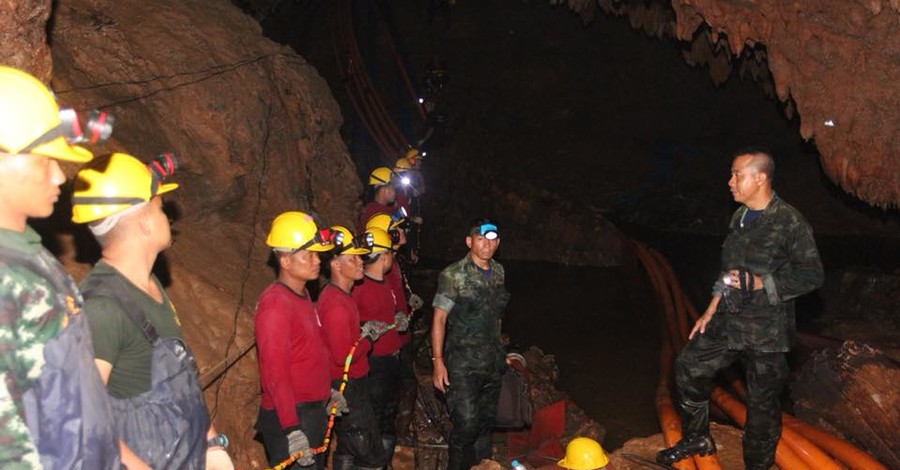 Спасение детей из пещеры в Таиланде: восемь вышли, пятерых ждут