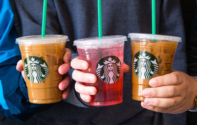Starbucks отказывается от пластиковых соломинок