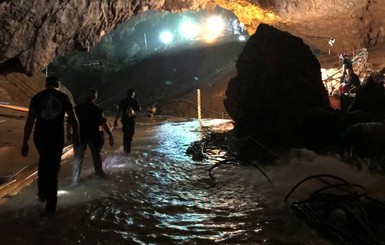 Илон Маск побывал в тайской пещере, где все еще остаются четверо человек