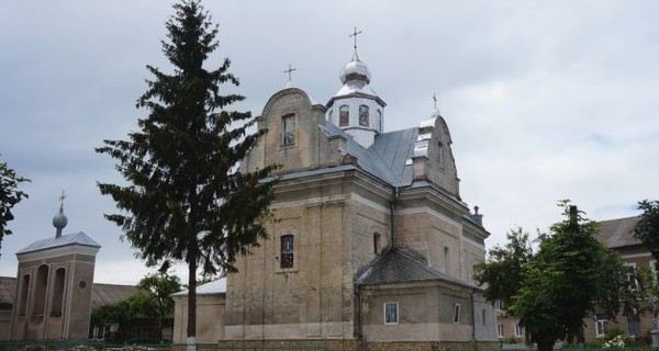 Во дворе церкви на Тернопольщине нашли останки людей