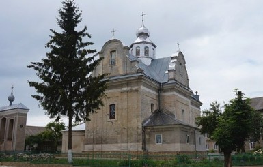 Во дворе церкви на Тернопольщине нашли останки людей