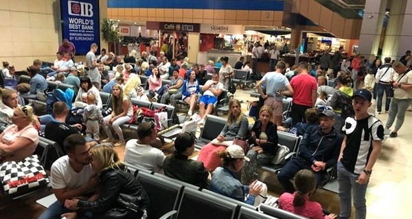 Из аэропорта Анталии не могут вылететь 170 украинских туристов