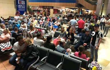 Апокалипсис продолжается: сотни украинских туристов снова сидят в аэропортах