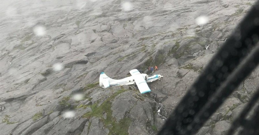 На Аляске самолет врезался в гору, но людям удалось выжить