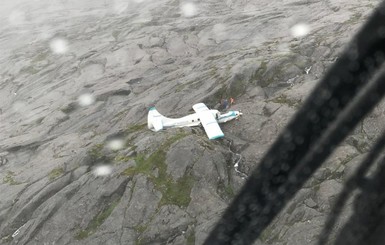 На Аляске самолет врезался в гору, но людям удалось выжить