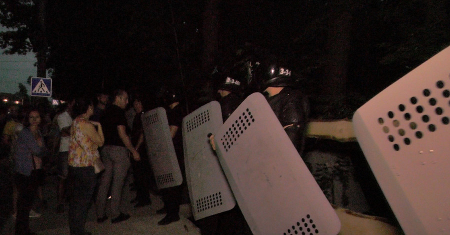 Правоохранители с титушками вышли с дубинками и щитами против мирных жителей в Ирпене для защиты незаконной застройки