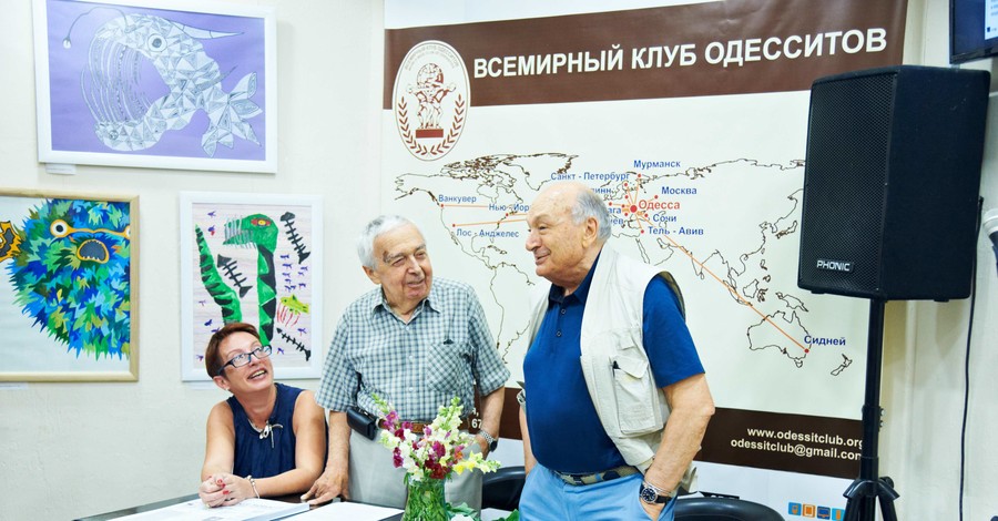 Писатель Михаил Жванецкий посетил презентацию 104-го выпуска газеты 