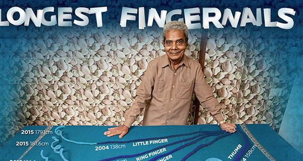 Мужчина с самыми длинными в мире ногтями обрезал их
