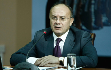 Экс-министр обороны Армении сносит дом, чтобы его не обвинили в незаконном обогащении