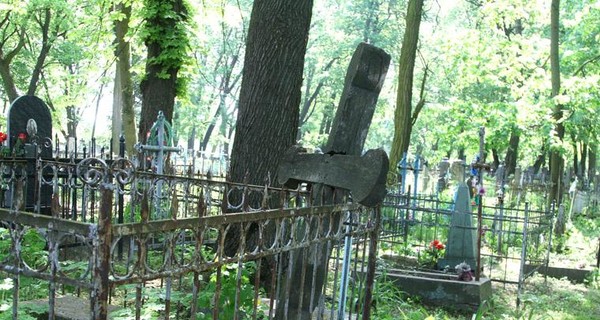 В Чернигове на кладбище 