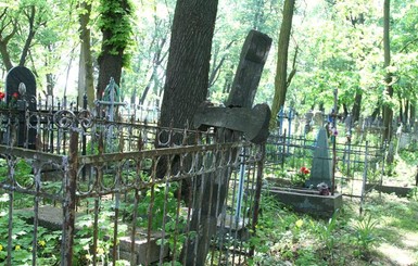 В Чернигове на кладбище 