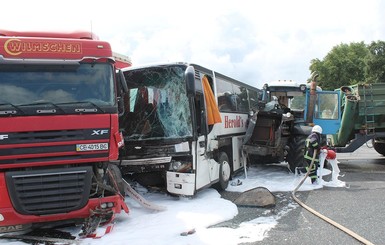 Под Хмельницким столкнулись грузовик, трактор и автобус: пострадали трое