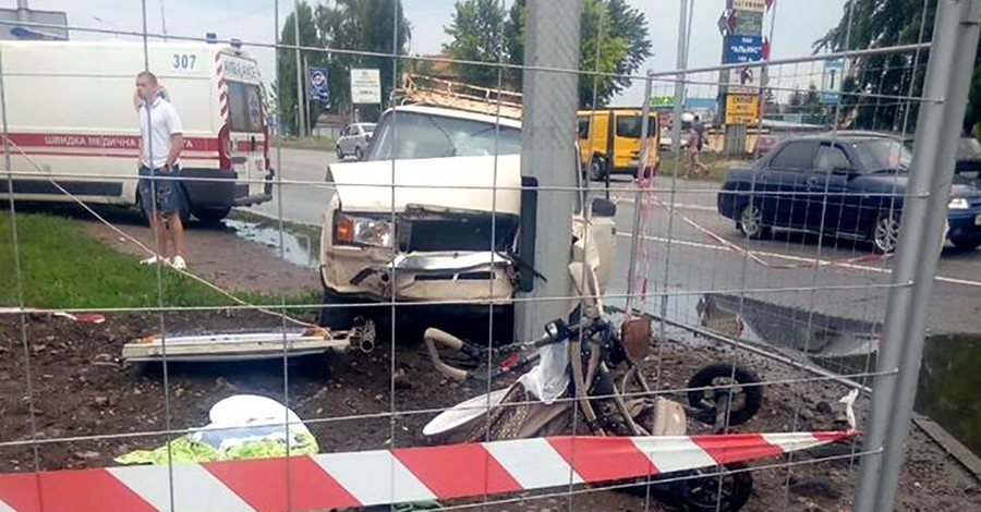 В Харькове на тротуаре водитель сбил коляску, младенец умер