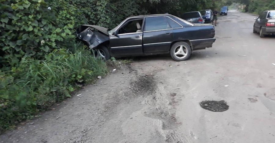 На Закарпатье пьяный водитель протаранил в лоб машину с детьми