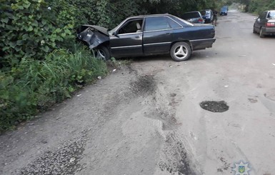 На Закарпатье пьяный водитель протаранил в лоб машину с детьми