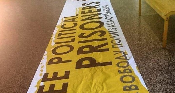 На границе РФ с Финляндией задержали трех активистов за плакат 