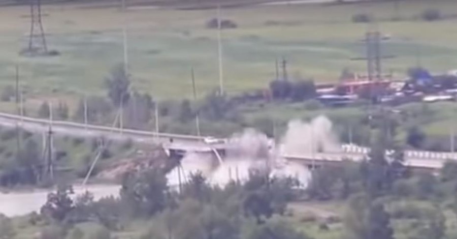 В России паводками смыло мост