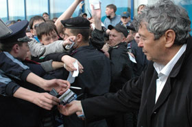 Фанаты «Днепра» ломились за автографами к Луческу 