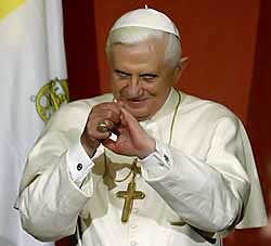 Папа Римский молится за террористов 