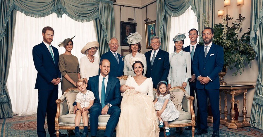 Королевская семья показала фото с крещения принца Луи