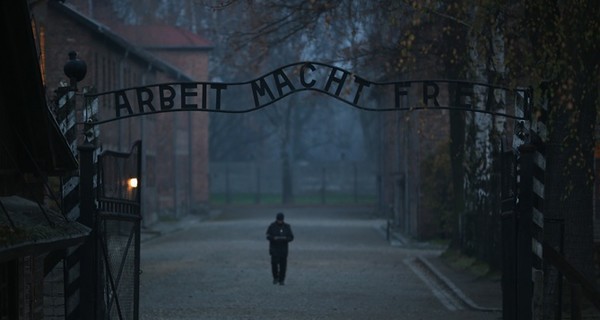 В Польше туристов оштрафовали за попытку украсть кирпичи из Освенцима
