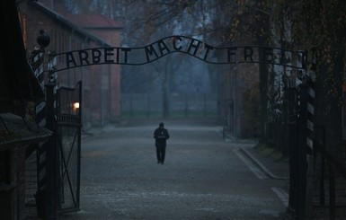 В Польше туристов оштрафовали за попытку украсть кирпичи из Освенцима