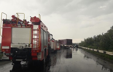 В Черновицкой области столкнулись сразу семь легковушек и два грузовика