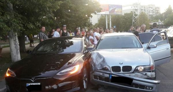 В Одессе 14-летний парень на папиной машине протаранил 