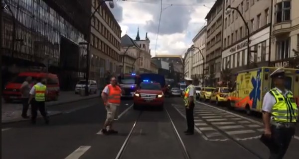 В центре Праги обрушилась часть здания, под завалами оказались 5 человек