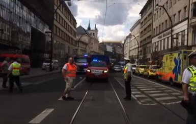 В центре Праги обрушилась часть здания, под завалами оказались 5 человек