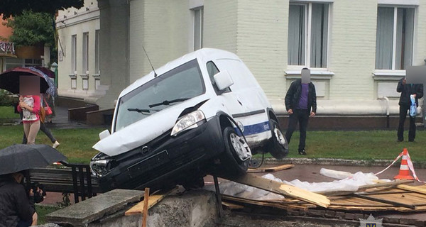 ДТП в центре Полтавы: авто влетело в парапет подземного перехода, есть жертва