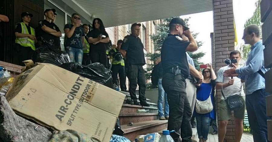 С14 забросали мусором с Лысой горы отдел полиции в Киеве