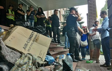 С14 забросали мусором с Лысой горы отдел полиции в Киеве