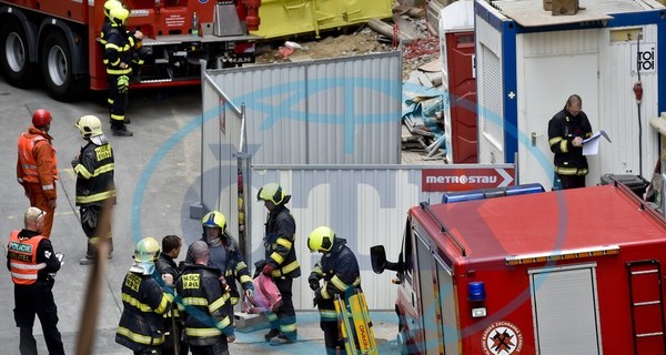 Под завалами здания в Праге оказались нелегалы из Украины