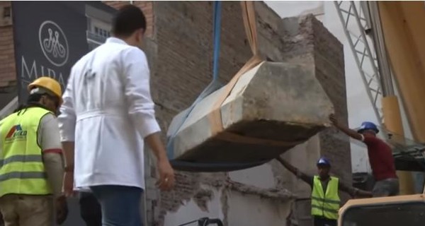 В Египте в черном саркофаге обнаружили три мумии