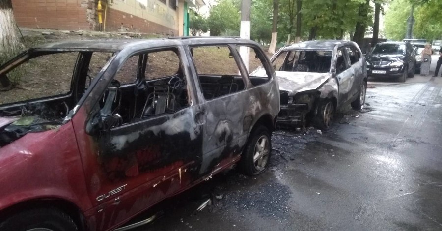 Ночью в Киеве взорвались два автомобиля, принадлежавшие одной семье 