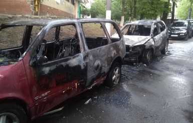 Ночью в Киеве взорвались два автомобиля, принадлежавшие одной семье 