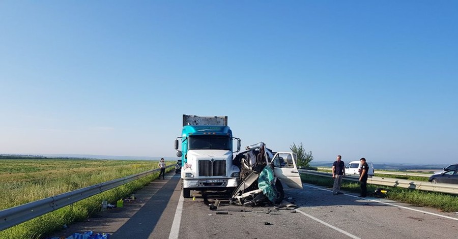 На трассе Киев-Одесса микроавтобус влетел в грузовик, пятеро погибших