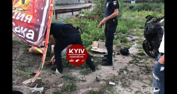 В Киеве один мотоциклист погиб в ДТП, а второй после аварии пытался 