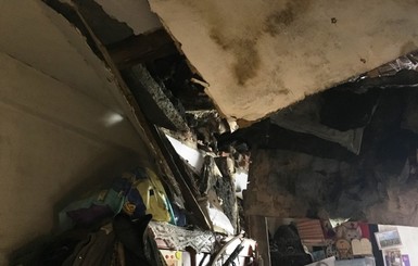 В Житомире в жилом доме на втором этаже обрушился потолок