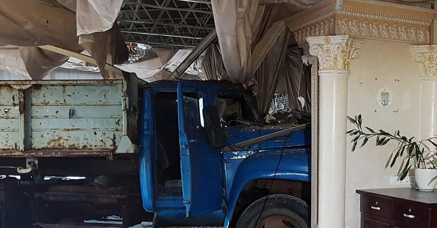 В Киеве грузовик влетел в кафе, пассажиры и водитель убежали