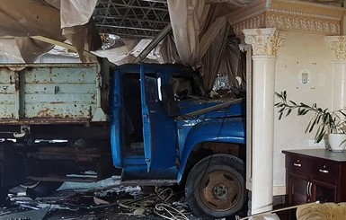 В Киеве грузовик влетел в кафе, пассажиры и водитель убежали