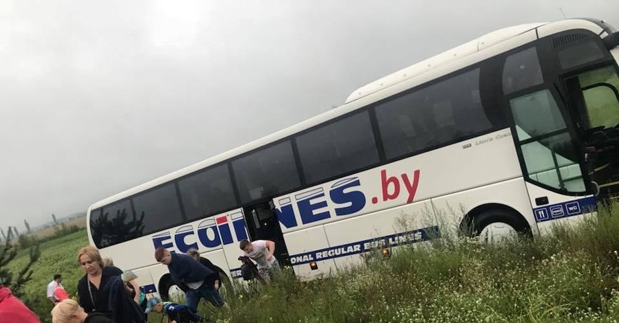 В Киевской области автобус с белорусами вылетел в кювет: уснул водитель