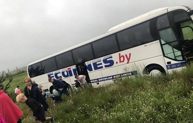 В Киевской области автобус с белорусами вылетел в кювет: уснул водитель
